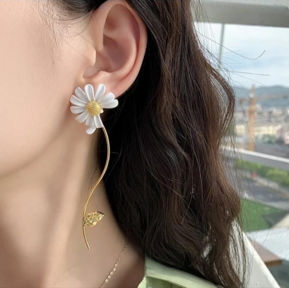 Gold tone white daisy flower asymmetric cottgecore boho coquette dainty earrings - Picture 4 of 14